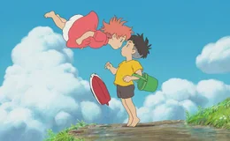 Nach einem Kuss von Sosuke ist Ponyo endg&uuml;ltig ein Menschenkind.