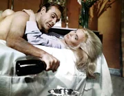 Jill Masterson (Shirley Eaton) erliegt dem Charme des Draufg&auml;ngers und Agenten James Bond (Sir Sean Connery).