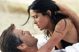 Lola Cirillo (Salma Hayek) und Max Burdett (Pierce Brosnan)