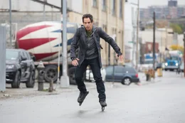 Josh (Ben Stiller) hat den Galatermin zu Ehren seines Schwiegervaters verschwitzt und versucht jetzt eiligst auf Rollerblades noch halbwegs rechtzeitig zu kommen.