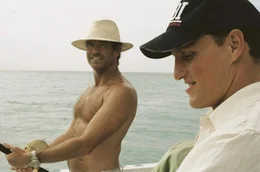 L-R: Max (Pierce Brosnan) und Stan (Woody Harrelson)