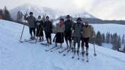 Das NostalSki-Team aus M&uuml;rzzuschlag beim Skifahren mit alten Holzbrettern und altem Gewand im Skigebiet Seeberg-Lifte.