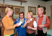 Der Bio-Bauernhof von Alois und Franzi Meindl liegt etwas abseits vom Dorf. Von links: Lisa Bauer (Kristina Helfrich), Tommi (Flo Bauer), Franzi Meindl (Mona Freiberg) und Alois Meindl (Gerhart Lippert).