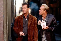 L-R: Porter (Mel Gibson), Val Resnick (Gregg Henry)