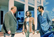 Goldfinger (Gert Fr&ouml;be, l.) ist es mit Hilfe der Pilotin Pussy (Honor Blackman) gelungen, James Bond (Sean Connery) gefangen zu nehmen.