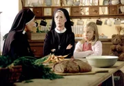 Schwester Lotte (Jutta Speidel, l.) versucht Schwester Felicitas (Karin Gregorek, M.) und die kleine Trudi (Laura Borlein, r.) zu &uuml;berzeugen, dass das M&auml;dchen zu seiner Mutter geh&ouml;rt und nicht ins Kloster.