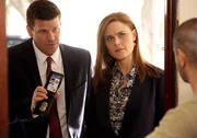 Booth (David Boreanaz) und Brennan (Emily Deschanel) statten dem Bruder der Get&ouml;teten, Aziz Nazeri, einen Besuch ab. Hat er seine Schwester ermordet, um wieder zur&uuml;ck in seine Heimat zu kommen?