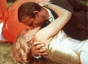 Irgendwann kann sich auch Pussy (Honor Blackman) nicht mehr gegen James' (Sean Connery) Charme wehren. Er kann sie davon &uuml;berzeugen, mit den amerikanischen Beh&ouml;rden zusammenzuarbeiten...