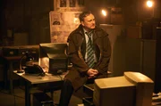 Detective Chief Inspector Paul Bethell (Philip Glenister) im B&uuml;ro der Ermittlungskommission, die unter seiner Leitung steht