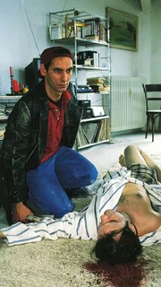 Kallmann (Udo Jolly) findet die Leiche seines Kollegen Horvath (Gerd Jochum) erschossen in dessen Wohnung.