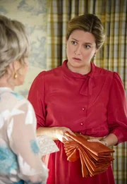 "Young Sheldon", "Psychologie, Oklahoma und der Pseudo-Ferrari." In der Psychologie Stunde bekommt Sheldon eine besondere Haus&uuml;bung. &Uuml;ber die Feiertage soll er beobachten, wie seine Familiemitglieder miteinander umgehen und welche Besonderheiten es gibt. So bekommt Sheldon mit, wie seine Eltern sich &uuml;ber einen m&ouml;glichen Umzug nach Oklahoma unterhalten. George hat ein Jobangebot als 'Special Team Coach' an einer Universit&auml;t bekommen, das er gerne annehmen m&ouml;chte. Doch Mary m&ouml;chte lieber in der gewohnten Umgebung bleiben. Im Bild (v.li.): Annie Potts (Constance 'Meemaw' Tucker), Zoe Perry (Mary Cooper).