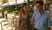 Carla (Tricia Helfer) verlangt von Michael Westen (Jeffrey Donovan) die perfekte F&auml;lschung einer geheimen Sicherheitskarte.