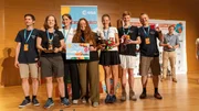Maja Buchegger (2. v. l.) und Pandora Spindler (4. v. l.) als Teil des "WerndlExplorer" Teams bei der Preisverleihung des ESA Wettbewerbs "CanSat 2023" im spanischen Granada.