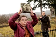ARD HEITER BIS TÖDLICH - ALLES KLARA II, FOLGE 17 (WH.), "Im Namen des Vaters", am Donnerstag (07.08.14) um 18:50 Uhr im ERSTEN. Hermine Malinckrodt (Simone von Zglinicki, l.) wird von Paul Kleinert (Felix Eitner, r.) auf dem Quedlinburger Friedhof überrascht. ARD HEITER BIS TÖDLICH - ALLES KLARA II, FOLGE 17 (WH.), "Im Namen des Vaters", am Donnerstag (07.08.14) um 18:50 Uhr im ERSTEN. Hermine Malinckrodt (Simone von Zglinicki, l.) wird von Paul Kleinert (Felix Eitner, r.) auf dem Quedlinburger Friedhof überrascht.