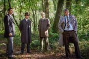 Das Ermittlerteam (Dyfan Dwyfor, Oliver Ryan, Siôn Alun Davies und Steve Nicolson, v.l.) verschafft sich einen Eindruck vom Tatort. Das Ermittlerteam (Dyfan Dwyfor, Oliver Ryan, Siôn Alun Davies und Steve Nicolson, v.l.) verschafft sich einen Eindruck vom Tatort.