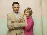 Mindestens 30 Mal am Tag ruft Madeline Westen (Sharon Gless) ihren Sohn Michael (Jeffrey Donovan) an. Sie freut sich, dass er nach langer Zeit im Ausland wieder in Miami und somit in ihrer Reichweite ist.