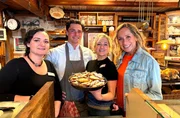 Tamina Kallert zu Besuch in der B&auml;ckerei Sonnemans in Burgh Haamsteede. Sie probiert die zeel&auml;nische Spezialit&auml;t Zeeuwse Bolus und hilft beim Backen. - v.l.n.r. Amber, Romy, Rolf Sonnemans, Tamina Kallert