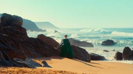 H&eacute;loise (Ad&egrave;le Haenel) schaut traurig und nachdenklich auf das Meer.