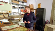 Upcycling Experte Josha Eggert nimmt den letzten Schliff an seinem heutigen Objekt vor. Upcycling Experte Josha Eggert nimmt den letzten Schliff an seinem heutigen Objekt vor.