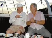 Der ledige Autoh&auml;ndler Karl verreist meistens mit seinem Jugendfreund Berthold, wobei die beiden sich meistens gegenseitig auf die Nerven gehen.