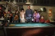 Mit ihrem neuen Billardtisch werden Sue (Eden Sher, l.), Axl (Charlie McDermott, 2.v.l.), Mike (Neil Flynn, M.), Frankie (Patricia Heaton, 2.v.r.) und Brick (Atticus Shaffer, r.) bestimmt zur coolsten Familie des Viertels ...