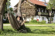 Michael Ostrowksi hat es sich in der H&auml;ngematte bequem gemacht und lauscht von dort aus dem Jodeln des Ehepaars Berger. Er nimmt die Musik au&szlig;erdem mit seiner Mini-Nagra auf.