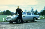 Geheimagent James Bond (Sean Connery) wird vom Geheimdienst mit modernsten Waffen ausgestattet, so hat z.B. Bonds Sportwagen einen eingebauten Schleudersitz f&uuml;r ungebetene G&auml;ste...