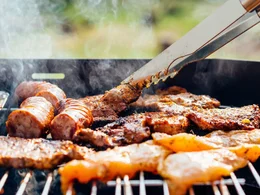 Gegrillt wird bereits seit der Entdeckung des Feuers vor 700.000 Jahren. Der Trend, das Grillen als Freizeitgestaltung zu nutzen, kam in den 1940er Jahren aus den USA nach Deutschland. Seitdem wird das Grillen und alles, was dazu geh&ouml;rt, permanent weiterentwickelt, um es schneller, einfacher, praktischer oder komfortabler zu machen.