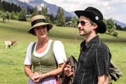 Claudia Berger (li) und Michael Ostrowski (li) am idyllischen Frienerhof in Ramsau am Dachstein.