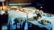 Der rachs&uuml;chtige Goldfinger l&auml;sst die h&uuml;bsche Jill Masterson (Shirley Eaton) auf ungew&ouml;hnliche Weise umbringen...