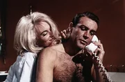James Bond (Sir Sean Connery) hat eine Schw&auml;che f&uuml;r sch&ouml;ne Frauen. Doch f&uuml;r Jill (Shirley Eaton) wird diese Aff&auml;re zum t&ouml;dlichen Verh&auml;ngnis.