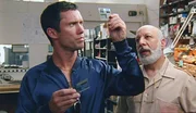 Meisterf&auml;lscher Nefzi (Erick Avari) schafft es, eine geheime Sicherheitskarte zu f&auml;lschen. Michael Westen (Jeffrey Donovan, l.) ist zufrieden.