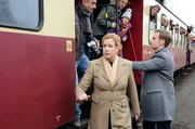 ARD/HEITER BIS TÖDLICH - ALLES KLARA II. Staffel (16 neue Folgen), Folge 19 "Zur Strecke gebracht", am Donnerstag (24.10.13) um 18.50 Uhr im Ersten. Ein Mann auf den Gleisen stoppt die Schmalspurbahn. Frau Dr. Müller-Dietz (Alexandra Maria Surholt, l.) stürmt aus dem Zug, um nach dem Rechten zu schauen. Jonas Wolter (Jan Niklas Berg, r.) sorgt dafür, dass die anderen Fahrgäste im Zug bleiben. ARD/HEITER BIS TÖDLICH - ALLES KLARA II. Staffel (16 neue Folgen), Folge 19 "Zur Strecke gebracht", am Donnerstag (24.10.13) um 18.50 Uhr im Ersten. Ein Mann auf den Gleisen stoppt die Schmalspurbahn. Frau Dr. Müller-Dietz (Alexandra Maria Surholt, l.) stürmt aus dem Zug, um nach dem Rechten zu schauen. Jonas Wolter (Jan Niklas Berg, r.) sorgt dafür, dass die anderen Fahrgäste im Zug bleiben.