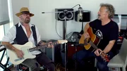 Wolfgang Niedecken und Dave Stewart spielen zusammen.