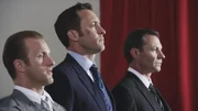 W&auml;hrend das Team um Steve (Alex O'Loughlin, M.) und Danny (Scott Caan, l.) im Fall des Schachfiguren-Killers immer noch im Dunkeln tappt, machen sie Bekanntschaft mit Harry Langford (Chris Vance, r.), einem britischen Geheimagenten ...