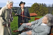 Witta Reich (Luise Deschauer, l.) und Magda H&ouml;llriegel (Toni Netzle, r.) haben das Altersheim verlassen, um vor dem Fr&uuml;hst&uuml;ck ein wenig Frischluft zu schnappen. Auf einer Bank entdecken sie einen guten Bekannten. Als sie ihn begr&uuml;&szlig;en wollen, bemerken sie, dass er tot ist ...
