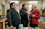 ARD HEITER BIS T&Ouml;DLICH - ALLES KLARA II. Staffel (16 neue Folgen), Folge 20 "Laubenpieper". Hauptkommissar Paul Kleinert (Felix Eitner, M.) und Ollie (Christoph Hagen Dittmann, l.) wollen nicht, da&szlig; Klara (Wolke Hegenbarth, r.) wieder einmal auf eigene Faust ermittelt.