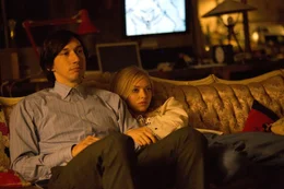 Die Twens Jamie (Adam Driver) und Darby (Amanda Seyfried) sind verheiratet und leben mit ihrer Mitbewohnerin Tipper in einem Loft. Jamie versucht sich als Filmemacher, und Darby produziert zu Hause Eis.