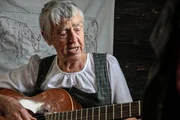 Maria Pernthener auf der Seitenalm bei Abtenau. Sie singt und spielt fuer Michael Ostrowski, der sie zum Thema Glaube & Hoffnung besucht.
