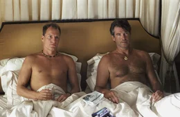 L-R: FBI-Agenten Stan Lloyd (Woody Harrelson), Max Burdetts (Pierce Brosnan)