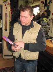 Tr&ouml;delprofi Otto durchforstet Kais Wohnung nach verwertbaren Dingen.