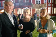 "Soko Kitzb&uuml;hel", "T&ouml;dliche Gesch&auml;fte." Nach einem Fest im Garten seiner Villa wird der Textilgro&szlig;h&auml;ndler Erich Grabenhofer von seiner Frau Sonja tot aufgefunden. Im Bild (v.li.): Heinz Marecek (Hannes Kofler), Floriane Daniel (Sonja Grabenhofer), Andrea L'Arronge (Gr&auml;fin Sch&ouml;nberg).