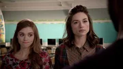 Allison (Crystal Reed, re.) versucht herauszufinden, was das Symbol auf ihrem und Lydia's (Holland Roden) Arm zu bedeuten hat.