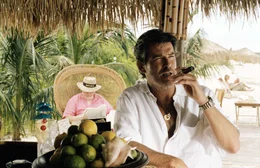 Meisterdieb Max Burdett (Pierce Brosnan) langweilt die Idylle auf den Bahamas.