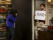 Anu (Rati Gupta, l.); Raj (Kunal Nayyar, r.)