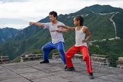 Schon bald bringt Mr. Han (Jackie Chan, l.) seinem Z&ouml;gling Dre (Jaden Smith, r.) nicht nur das traditionelle chinesische Kung Fu bei, sondern erteilt ihm auch etliche Lektionen f&uuml;r den Umgang mit seinen Mitmenschen ...