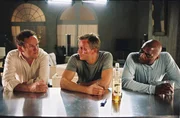 Werden der Namenslose (Daniel Craig, M.) und seine abgebr&uuml;hten Kollegen (Colm Meaney, l., George Harris, r.) dem Drogengesch&auml;ft noch lange erhalten bleiben?