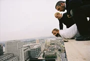 Aufgrund einer Verwechslung sind eine Bande skrupelloser Serben hinter ihm her: Daniel Craig (unten) ...