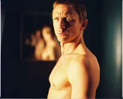 Die Serben setzen ihre besten Auftragsm&ouml;rder auf ihn (Daniel Craig) an, da sie ihn f&uuml;r den Verantwortlichen eines Raubs halten ...