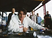 Ein Kokaindealer soll einen Deal &uuml;ber eine Million Ecstasypillen mit Duke (Jamie Foreman) abwickeln, der genau der Kategorie unberechenbarer Gangster angeh&ouml;rt, die der Namentlose sonst m&ouml;glichst meidet ...